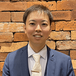 中国語講師のYUKI AIZAWA